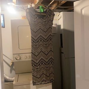 Black/white short sleeve dress.